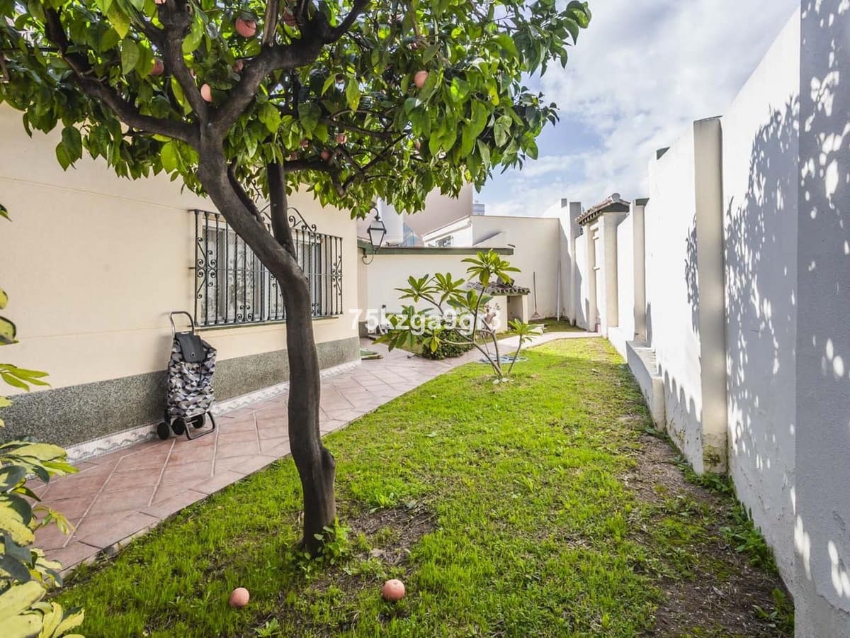 6 makuuhuone Huvila myytävänä paikassa Benalmadena Costa mukana uima-altaan - 998 000 € (Ref: 9997803)