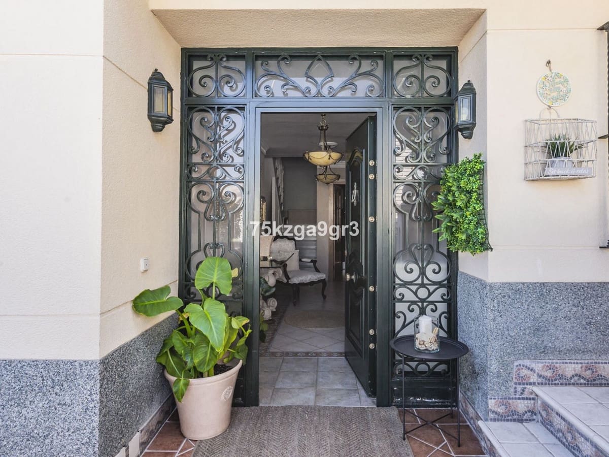 6 makuuhuone Huvila myytävänä paikassa Benalmadena Costa mukana uima-altaan - 998 000 € (Ref: 9997803)