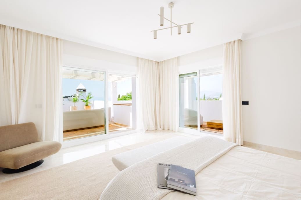 2 bedroom Penthouse for sale in Marbella with pool garage - € 1,240,000 (Ref: 10011151)