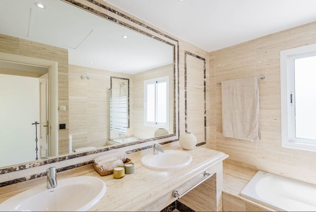 2 bedroom Penthouse for sale in Marbella with pool garage - € 1,240,000 (Ref: 10011151)