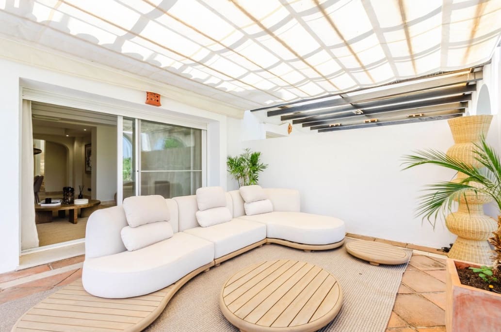 2 bedroom Penthouse for sale in Marbella with pool garage - € 1,240,000 (Ref: 10011151)