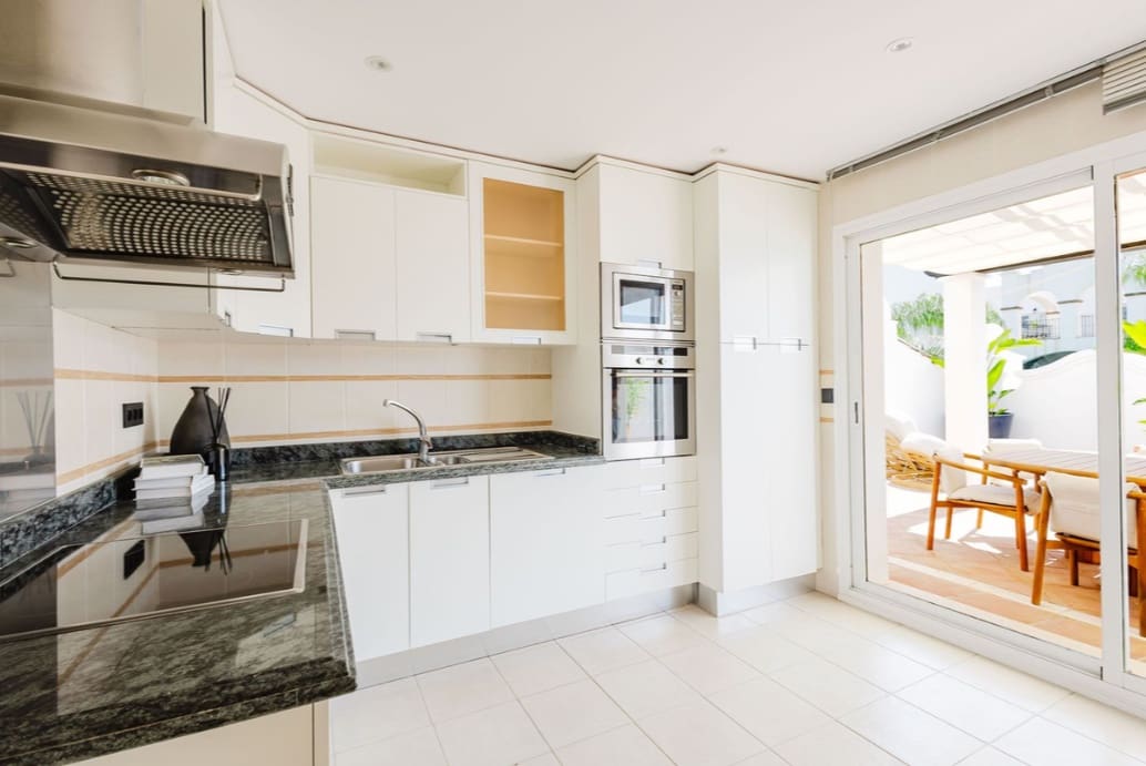 2 bedroom Penthouse for sale in Marbella with pool garage - € 1,240,000 (Ref: 10011151)