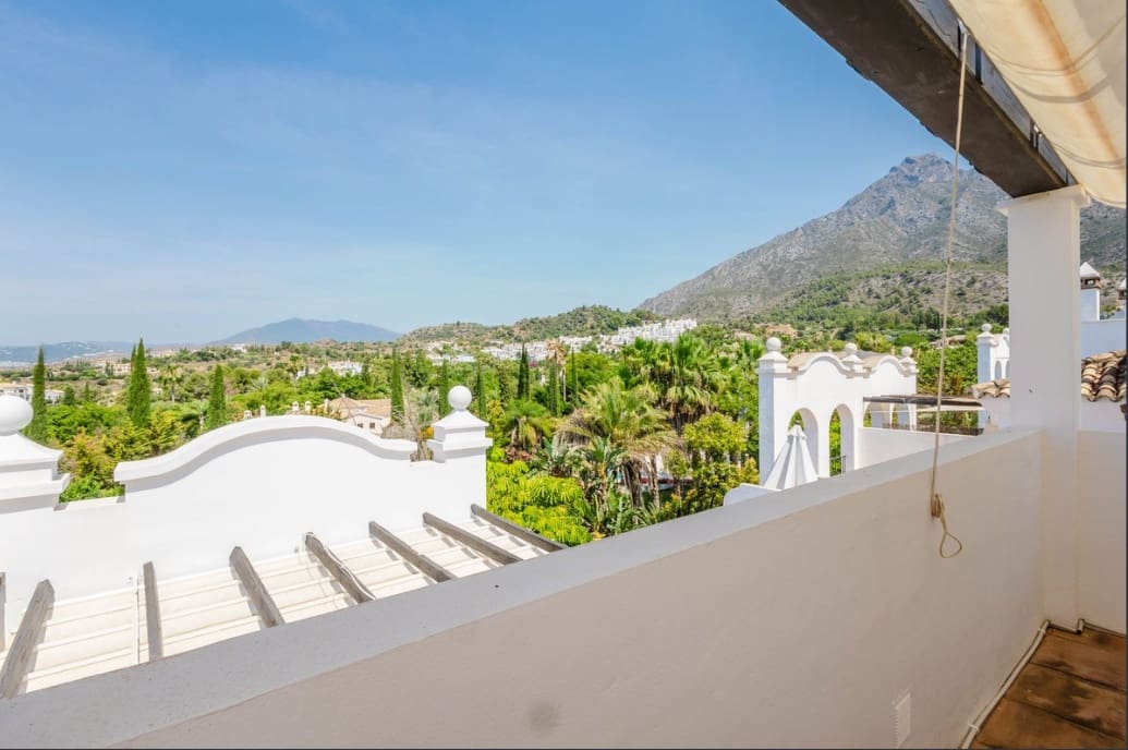 2 bedroom Penthouse for sale in Marbella with pool garage - € 1,240,000 (Ref: 10011151)