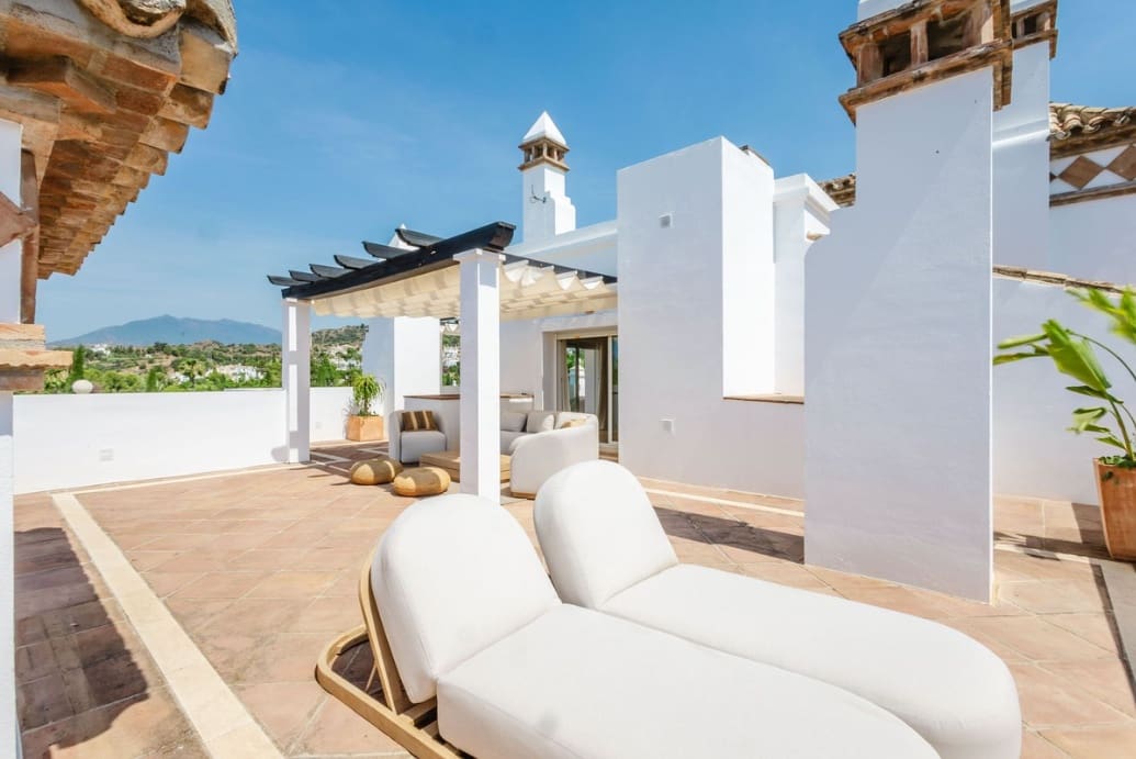 2 bedroom Penthouse for sale in Marbella with pool garage - € 1,240,000 (Ref: 10011151)