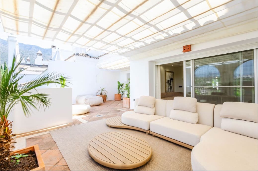 2 bedroom Penthouse for sale in Marbella with pool garage - € 1,240,000 (Ref: 10011151)
