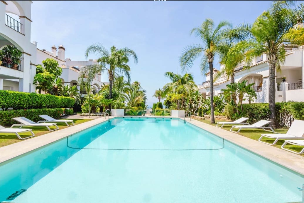 2 bedroom Penthouse for sale in Marbella with pool garage - € 1,240,000 (Ref: 10011151)