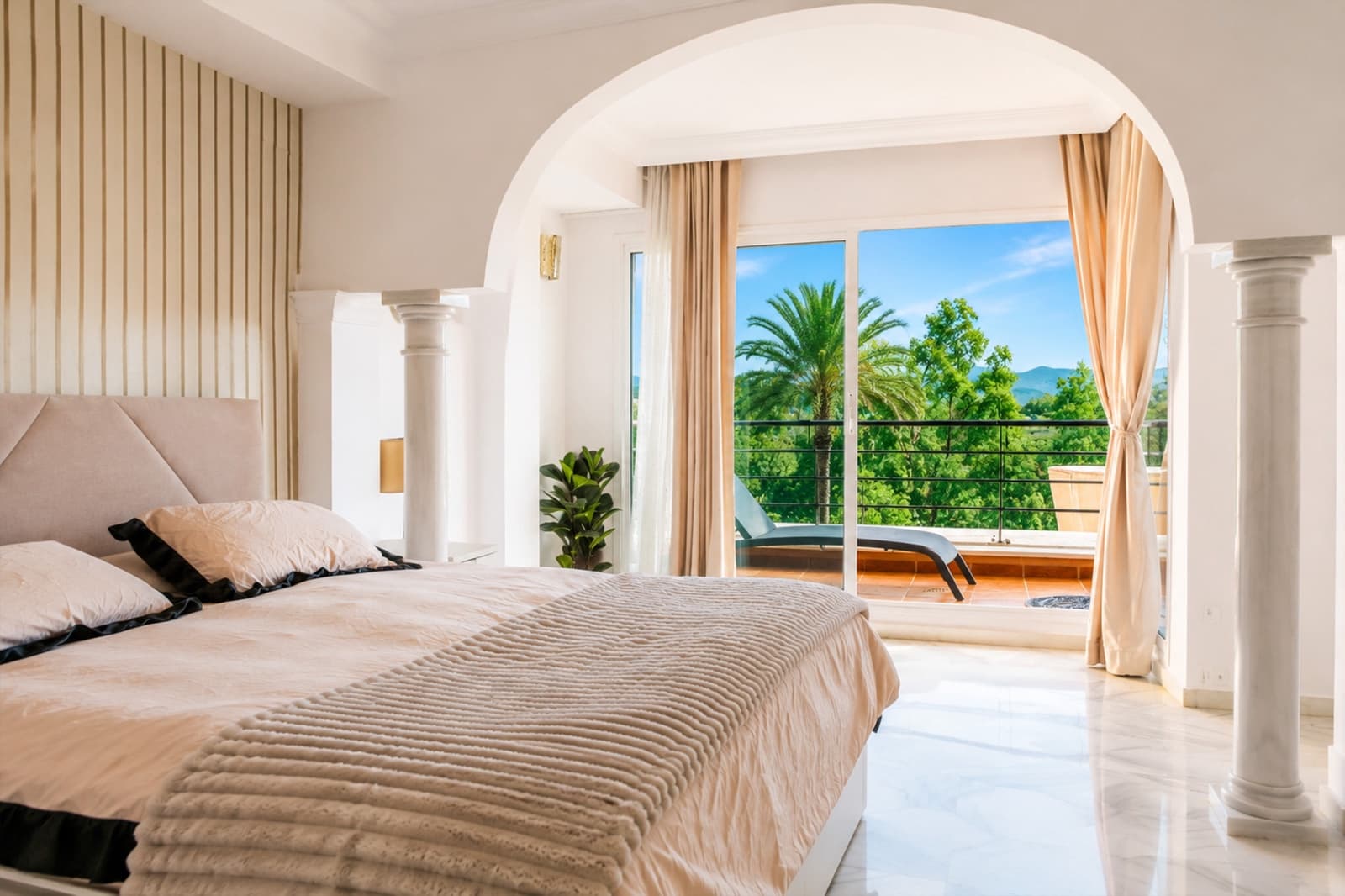 2 bedroom Apartment for sale in Marbella with pool garage - € 580,000 (Ref: 10015242)