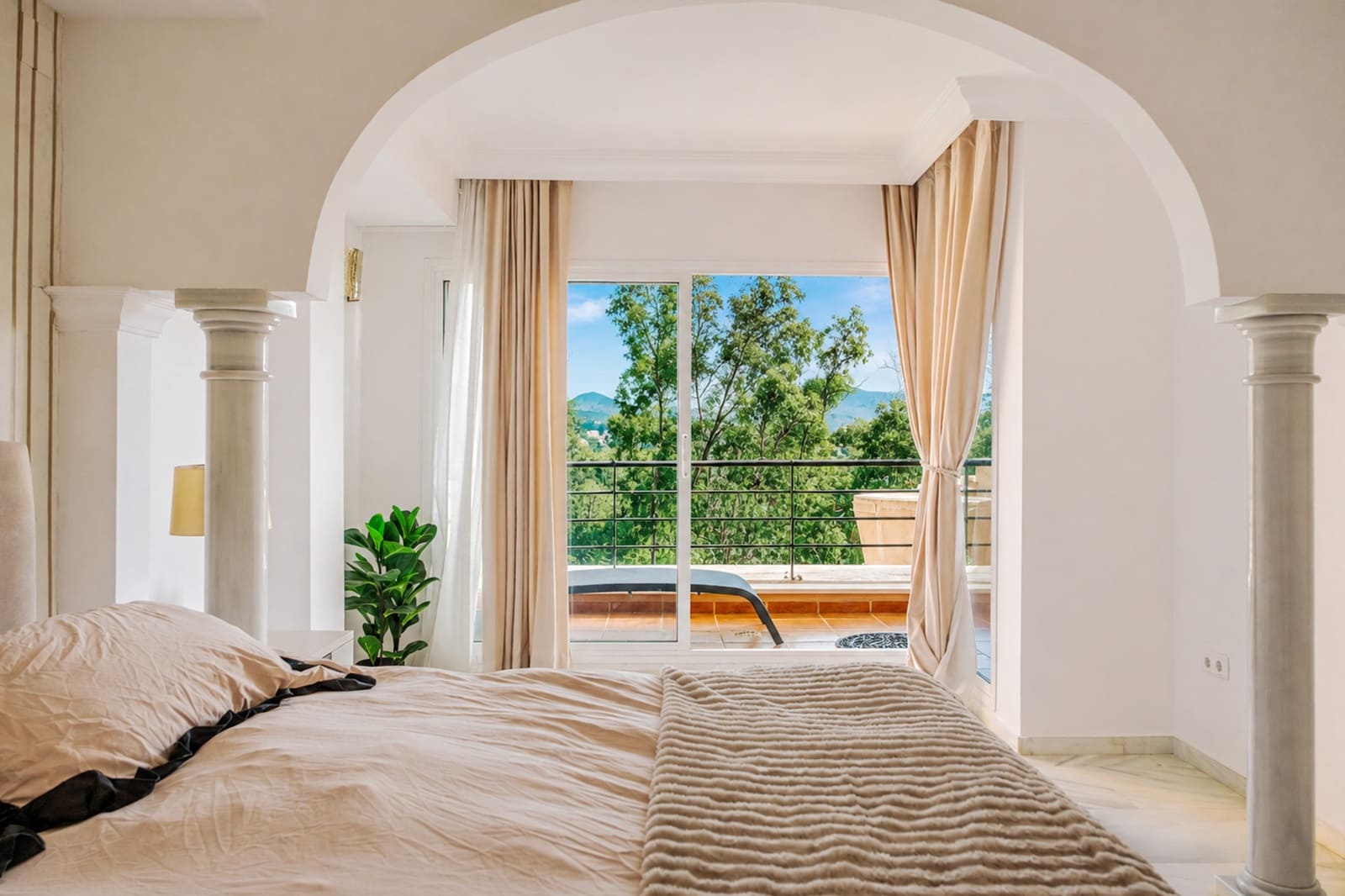 2 bedroom Apartment for sale in Marbella with pool garage - € 580,000 (Ref: 10015242)