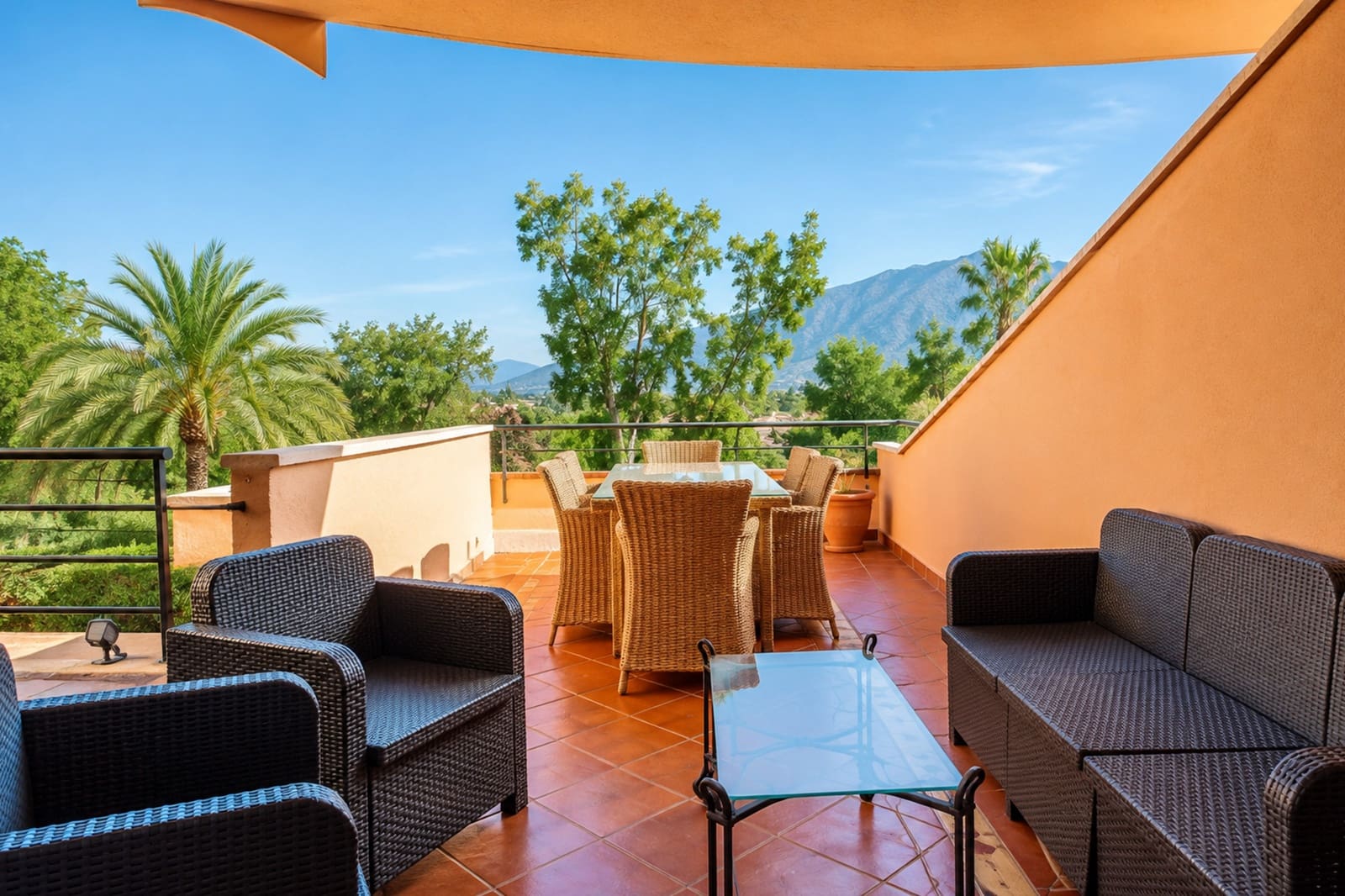 2 bedroom Apartment for sale in Marbella with pool garage - € 580,000 (Ref: 10015242)
