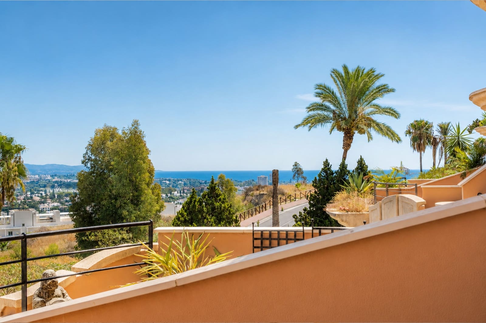 2 bedroom Apartment for sale in Marbella with pool garage - € 580,000 (Ref: 10015242)