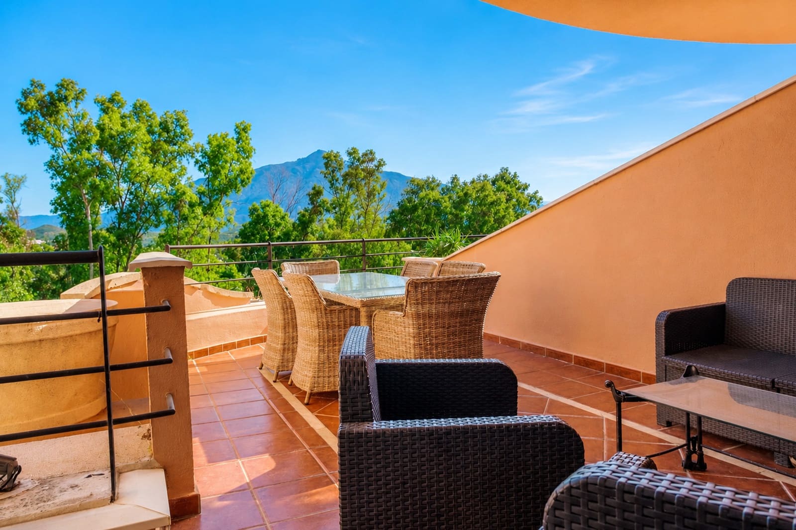 2 bedroom Apartment for sale in Marbella with pool garage - € 580,000 (Ref: 10015242)