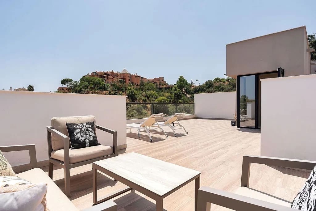 3 soverom Penthouse til salgs i Nueva Andalucia med svømmebasseng garasje - € 1 330 000 (Ref: 10020395)
