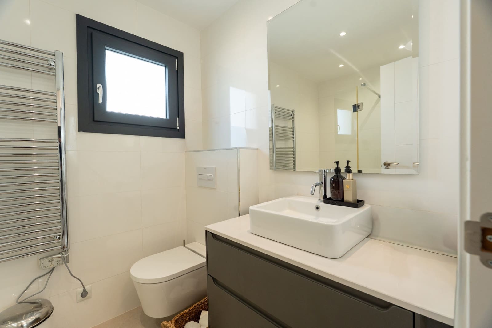 5 bedroom Villa for sale in Marbella with pool garage - € 3,350,000 (Ref: 10025362)