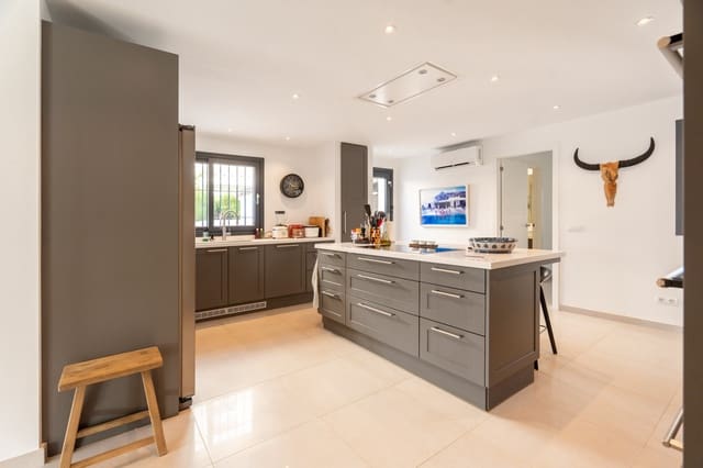5 bedroom Villa for sale in Marbella with pool garage - € 3,350,000 (Ref: 10025362)