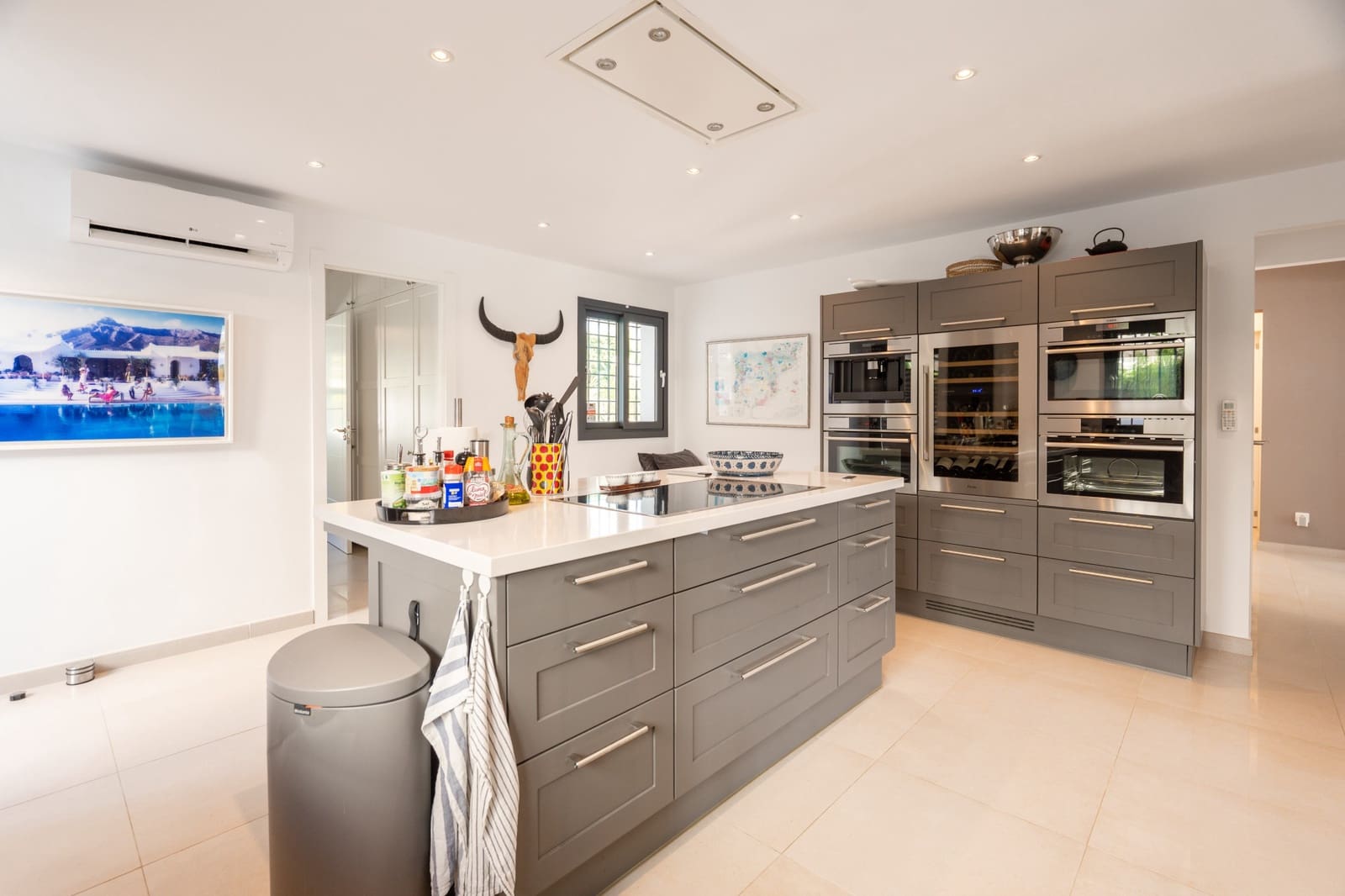 5 bedroom Villa for sale in Marbella with pool garage - € 3,350,000 (Ref: 10025362)