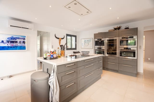 5 bedroom Villa for sale in Marbella with pool garage - € 3,350,000 (Ref: 10025362)