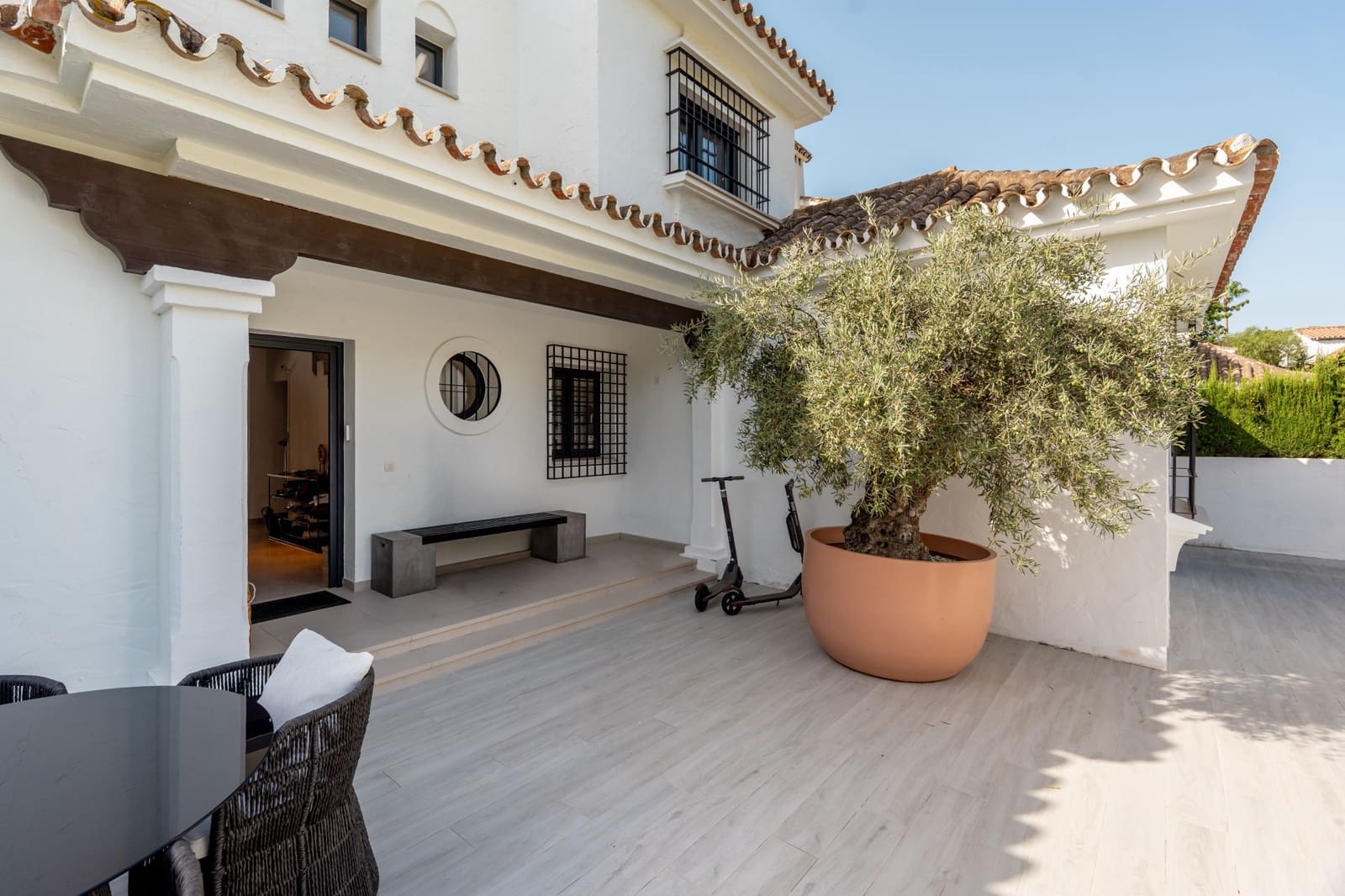 5 bedroom Villa for sale in Marbella with pool garage - € 3,350,000 (Ref: 10025362)