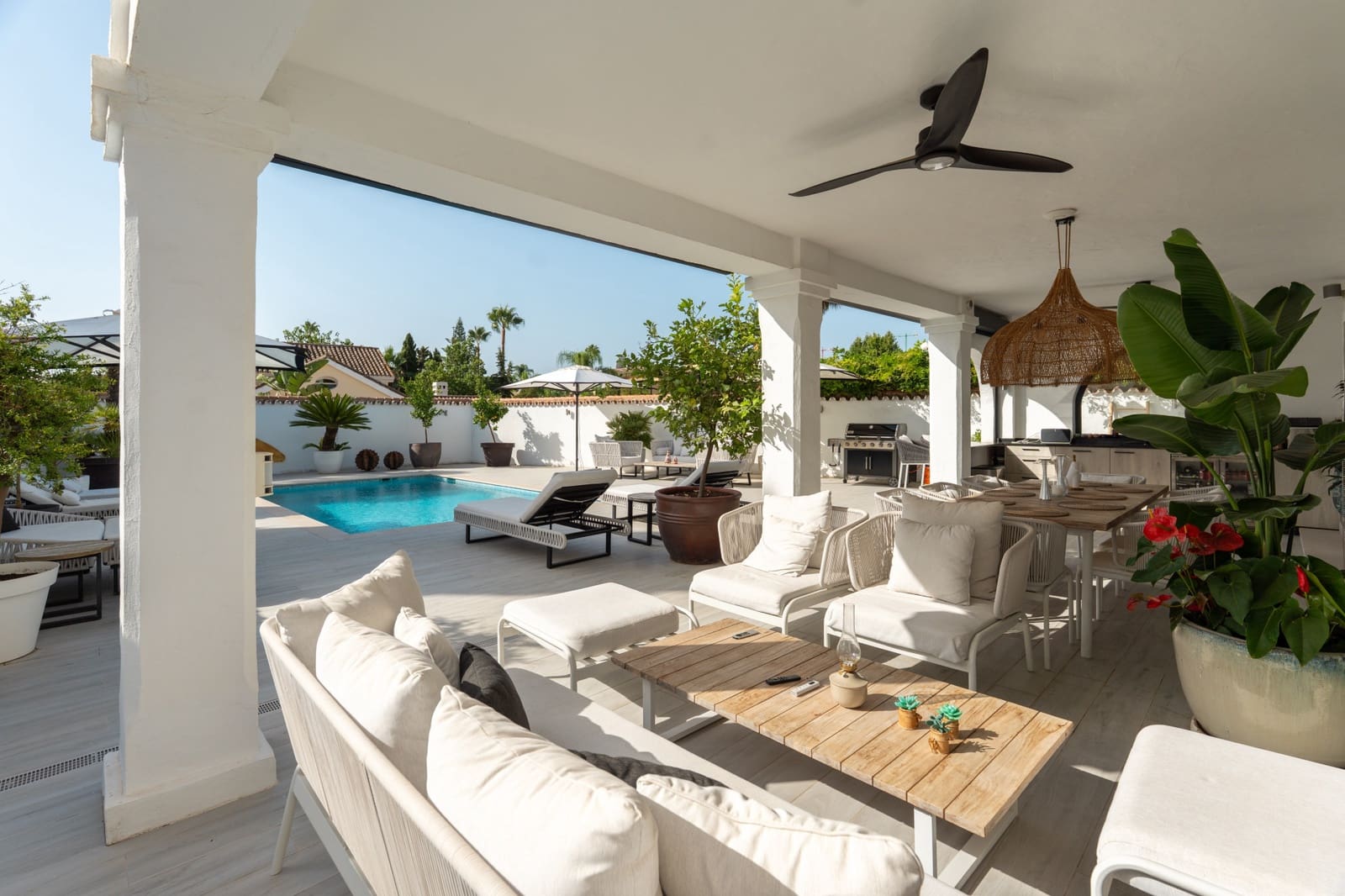 5 bedroom Villa for sale in Marbella with pool garage - € 3,350,000 (Ref: 10025362)