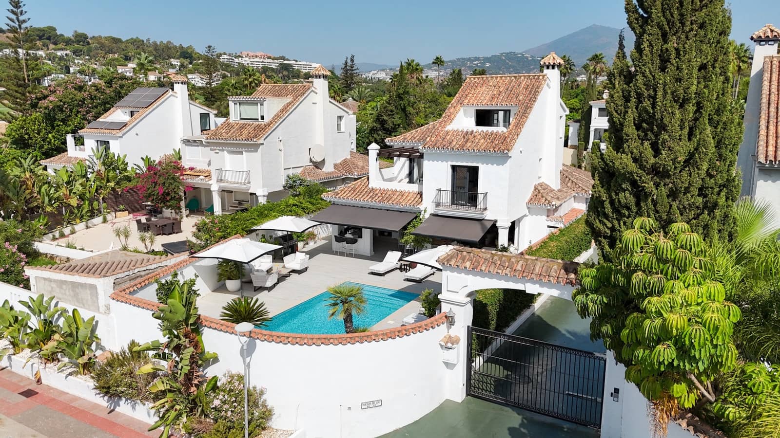 5 bedroom Villa for sale in Marbella with pool garage - € 3,350,000 (Ref: 10025362)
