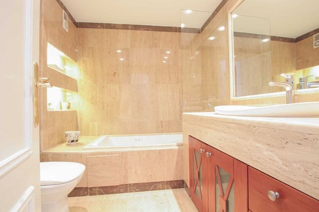 2 sovrum Lägenhet till salu i Marbella med pool garage - 769 000 € (Ref: 10025363)