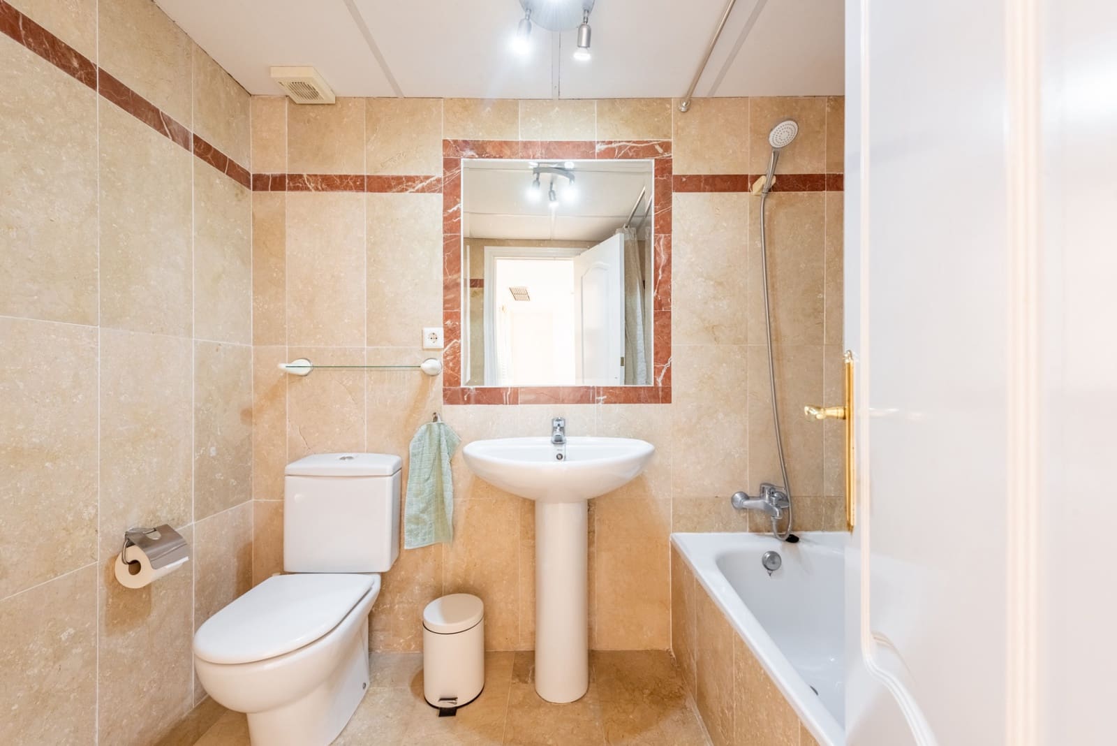 4 sypialnia Dom blizniak na sprzedaż w Marbella z basenem garażem - 495 000 € (Ref: 10026981)