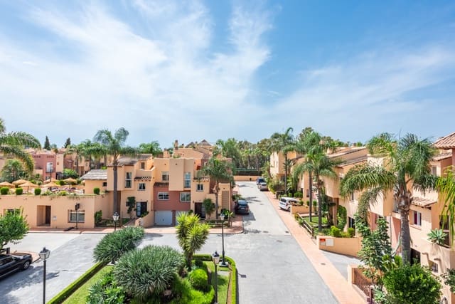 4 bedroom Semi-detached Villa for sale in Marbella with pool garage - € 495,000 (Ref: 10026981)