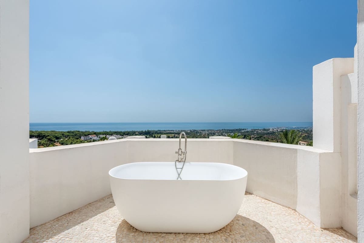 3 bedroom Penthouse for sale in Marbella with pool - € 2,595,000 (Ref: 10031660)