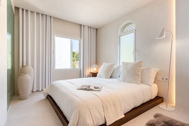 3 bedroom Penthouse for sale in Marbella with pool - € 2,595,000 (Ref: 10031660)
