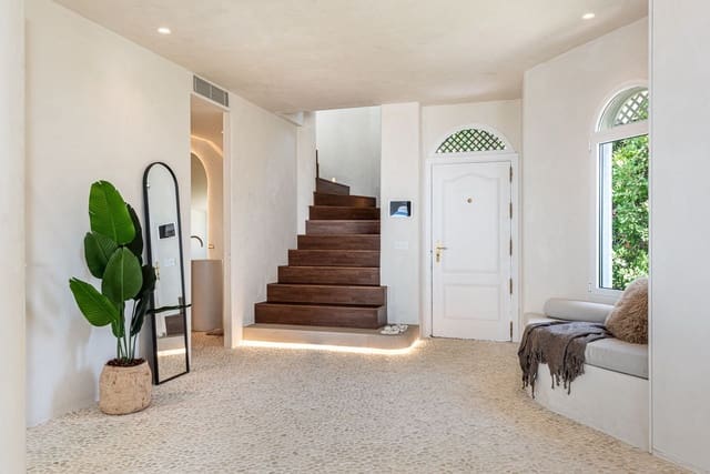 3 bedroom Penthouse for sale in Marbella with pool - € 2,595,000 (Ref: 10031660)