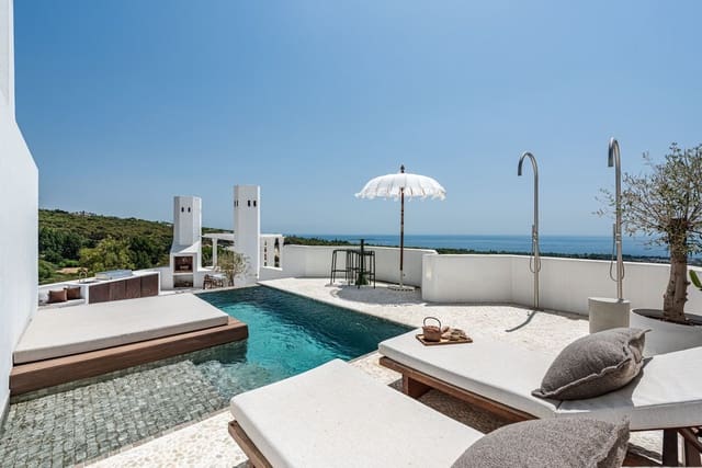 3 bedroom Penthouse for sale in Marbella with pool - € 2,595,000 (Ref: 10031660)