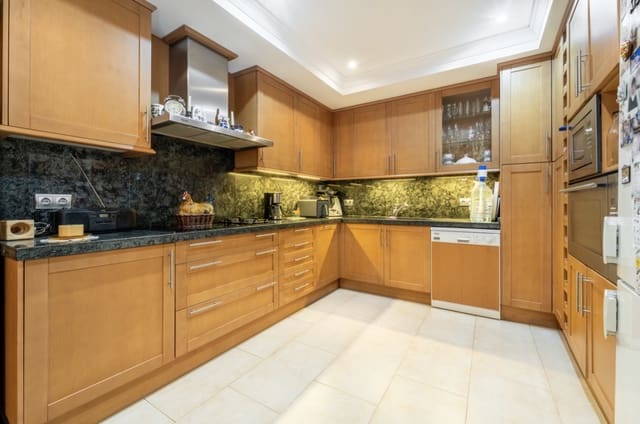6 quarto Moradia para venda em Nueva Andalucia, Marbella com piscina garagem - 1 595 000 € (Ref: 10035070)