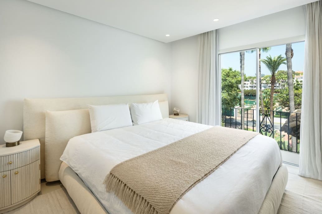 4 bedroom Penthouse for sale in Marbella with pool garage - € 7,895,000 (Ref: 10035071)