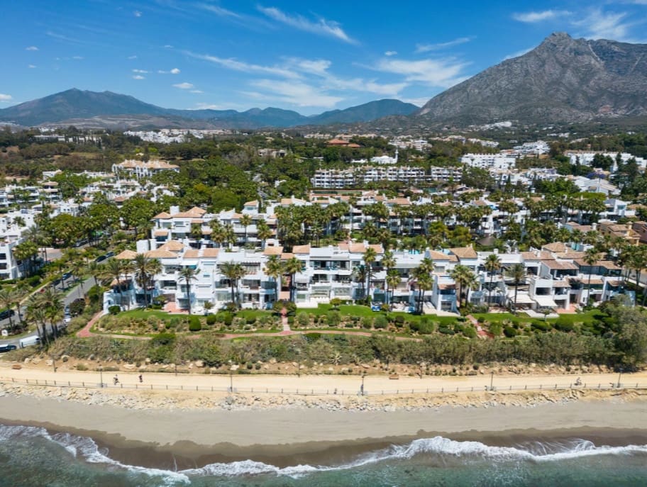 4 bedroom Penthouse for sale in Marbella with pool garage - € 7,895,000 (Ref: 10035071)