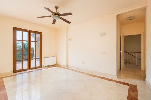 4 bedroom Villa for sale in Estepona with pool garage - € 1,250,000 (Ref: 10042704)