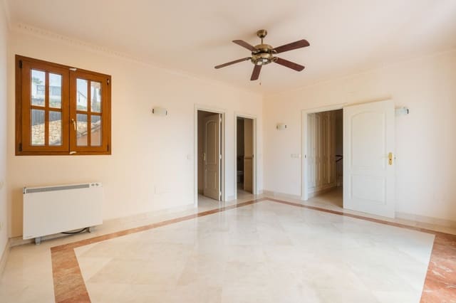 4 bedroom Villa for sale in Estepona with pool garage - € 1,250,000 (Ref: 10042704)