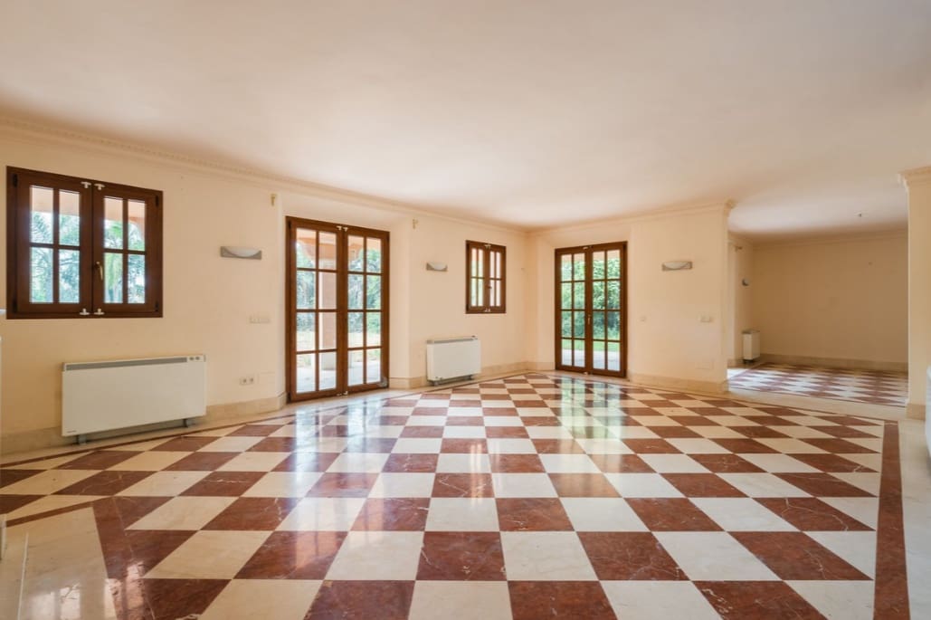 4 bedroom Villa for sale in Estepona with pool garage - € 1,250,000 (Ref: 10042704)