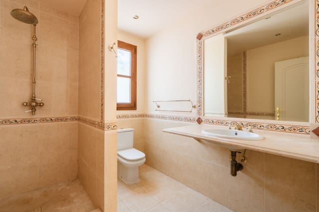 4 bedroom Villa for sale in Estepona with pool garage - € 1,250,000 (Ref: 10042704)