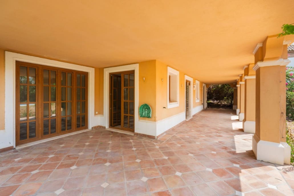4 bedroom Villa for sale in Estepona with pool garage - € 1,250,000 (Ref: 10042704)
