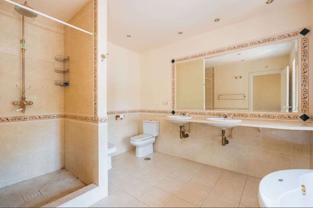 4 bedroom Villa for sale in Estepona with pool garage - € 1,250,000 (Ref: 10042704)