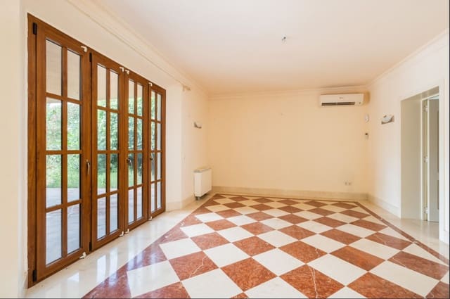 4 bedroom Villa for sale in Estepona with pool garage - € 1,250,000 (Ref: 10042704)