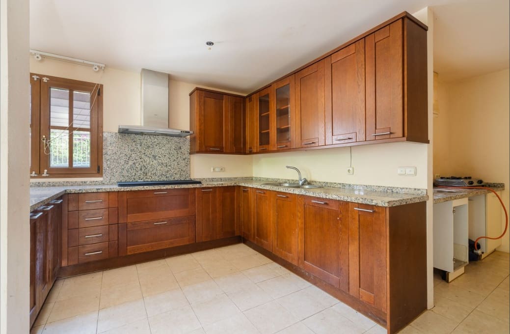 4 bedroom Villa for sale in Estepona with pool garage - € 1,250,000 (Ref: 10042704)