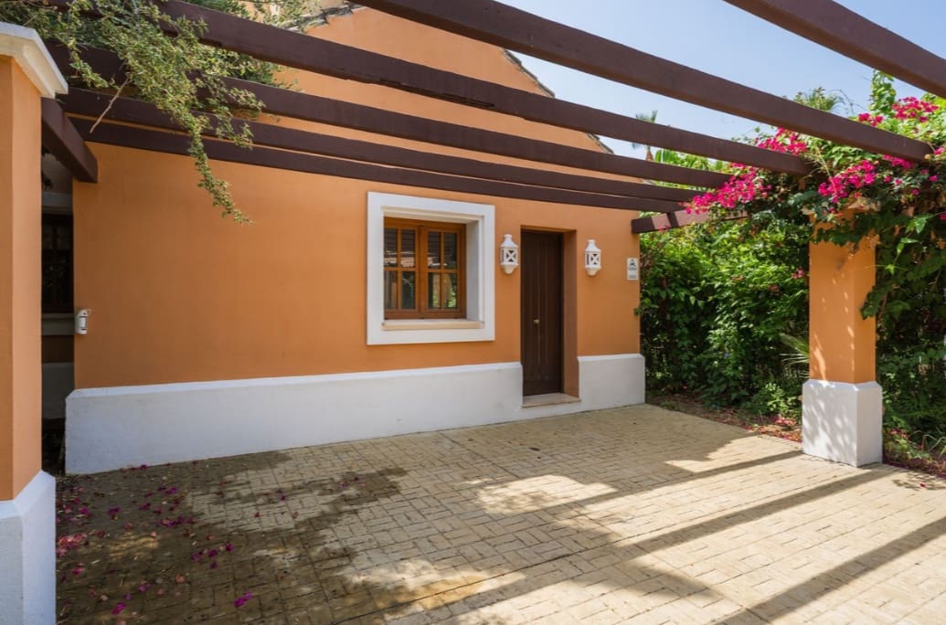 4 bedroom Villa for sale in Estepona with pool garage - € 1,250,000 (Ref: 10042704)
