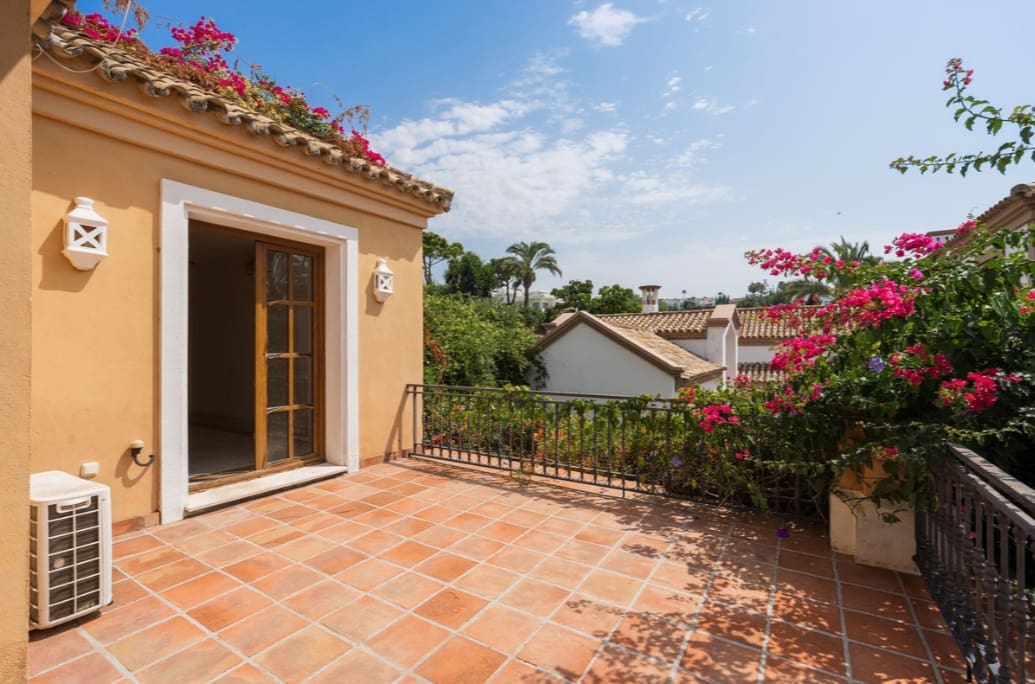 4 bedroom Villa for sale in Estepona with pool garage - € 1,250,000 (Ref: 10042704)