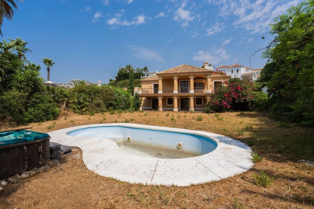 4 bedroom Villa for sale in Estepona with pool garage - € 1,250,000 (Ref: 10042704)