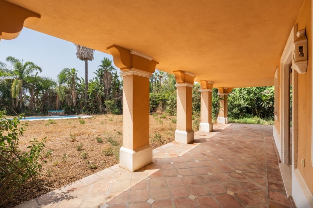 4 bedroom Villa for sale in Estepona with pool garage - € 1,250,000 (Ref: 10042704)