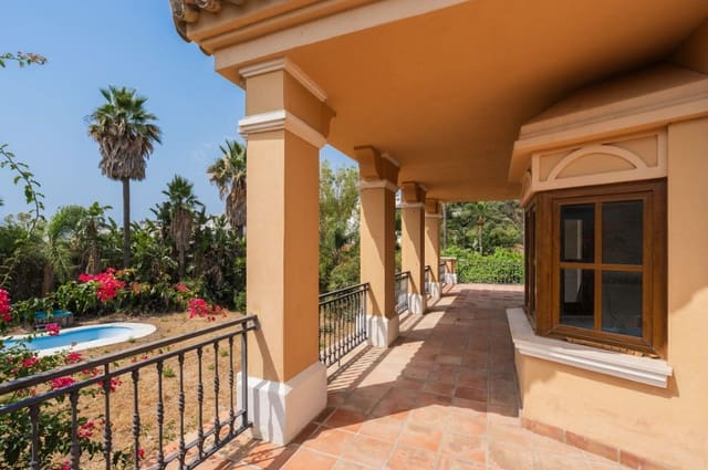 4 bedroom Villa for sale in Estepona with pool garage - € 1,250,000 (Ref: 10042704)