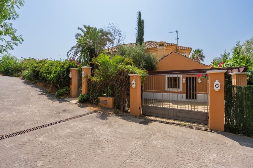 4 bedroom Villa for sale in Estepona with pool garage - € 1,250,000 (Ref: 10042704)