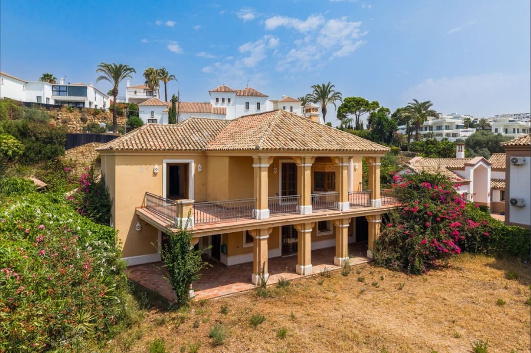 4 bedroom Villa for sale in Estepona with pool garage - € 1,250,000 (Ref: 10042704)