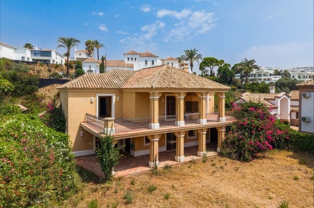 4 bedroom Villa for sale in Estepona with pool garage - € 1,250,000 (Ref: 10042704)