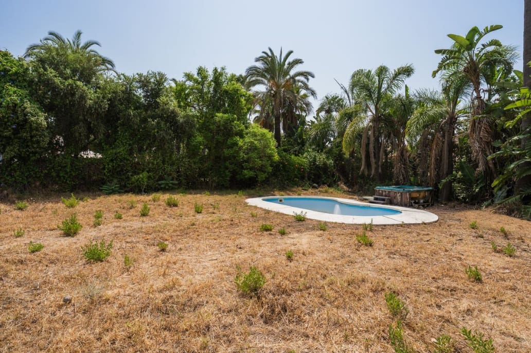 4 bedroom Villa for sale in Estepona with pool garage - € 1,250,000 (Ref: 10042704)